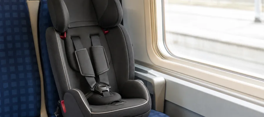 Kindersitz im Flugzeug und oeffentlichen Verkehrsmitteln richtig nutzen