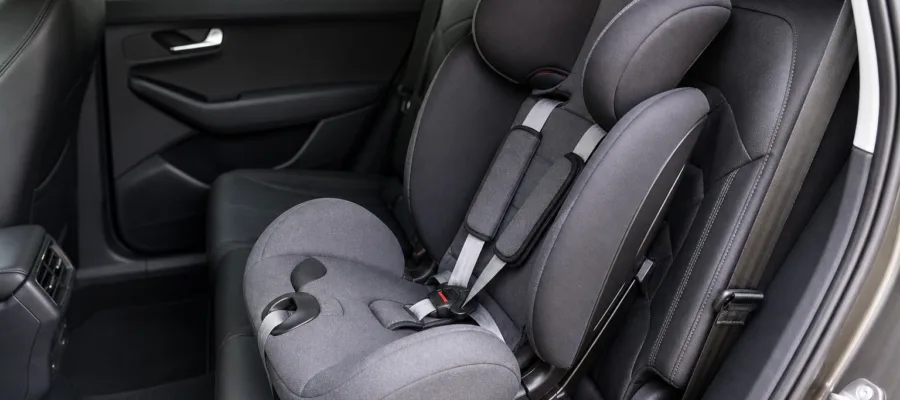 Kindersitz im Auto befestigen: So montieren Sie den Kindersitz sicher und korrekt