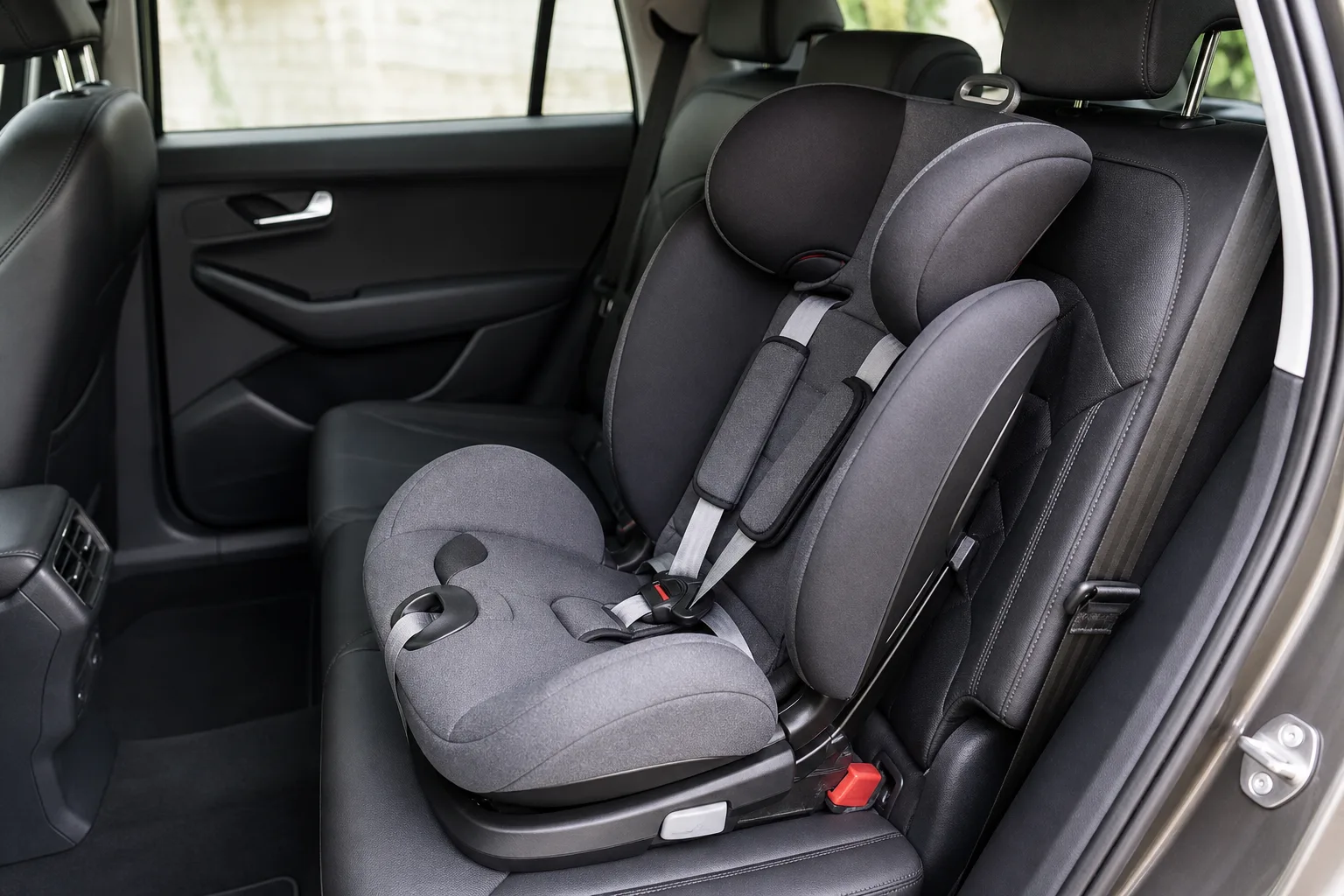 Kindersitz im Auto befestigen: So montieren Sie den Kindersitz sicher und korrekt