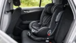 Kindersitz mit flexiblem Verstellmechanismus fuer lange Autofahrten