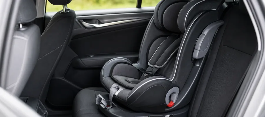 Kindersitz mit flexiblem Verstellmechanismus fuer lange Autofahrten