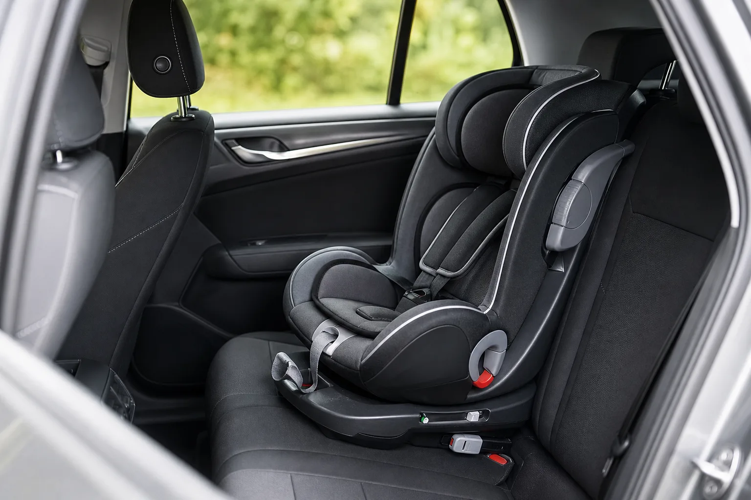 Kindersitz mit flexiblem Verstellmechanismus fuer lange Autofahrten